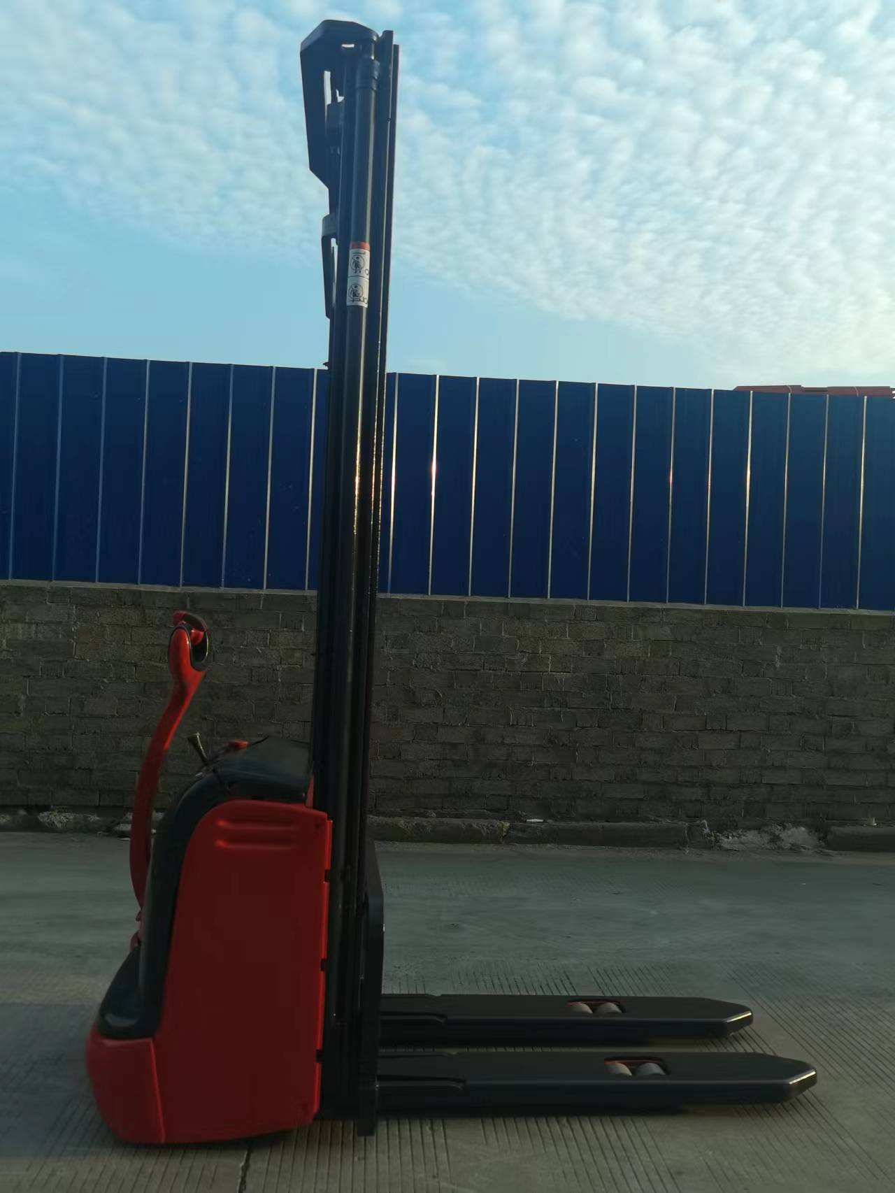 林德长手柄步行式堆高高&mdash;1.2吨