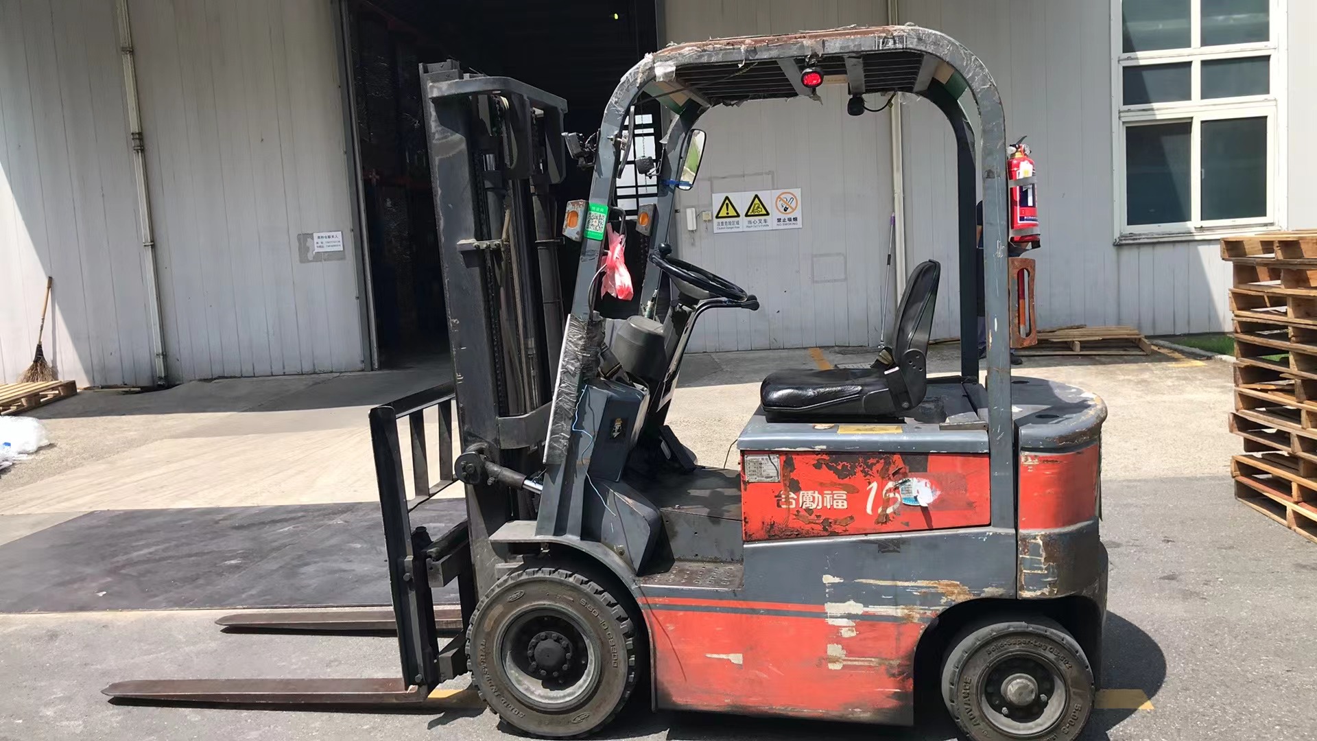 台励福1.5吨电动叉车